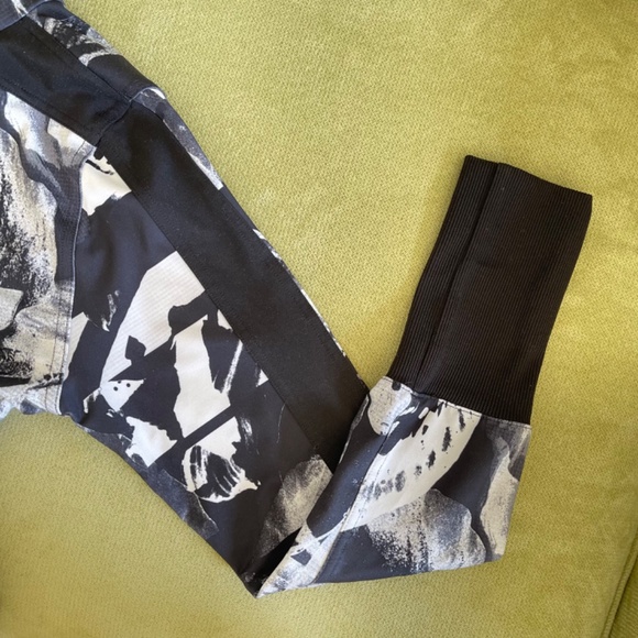 Lucy Stretch Activewear Jacket for Women. Black & White Floral Print. Size: S/P - Picture 6 of 7